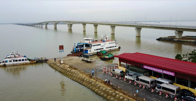 Điểm cuối cầu nối với đảo Cát Hải đã hoàn thiện. Dự kiến khi cầu khánh thành, bến phà cạnh đó sẽ dừng hoạt động.