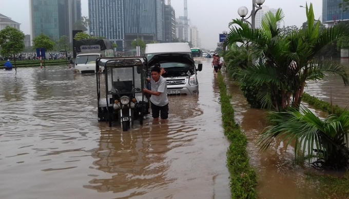 Nhiều phương tiện chết máy giữa đường không thể di chuyển được.