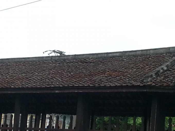 Cây cầu được làm bằng gỗ và ngói.