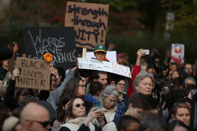 Trong lúc Tổng thống Mỹ tới thành phố Pittsburgh, hai cuộc biểu tình lớn đã được tổ chức.