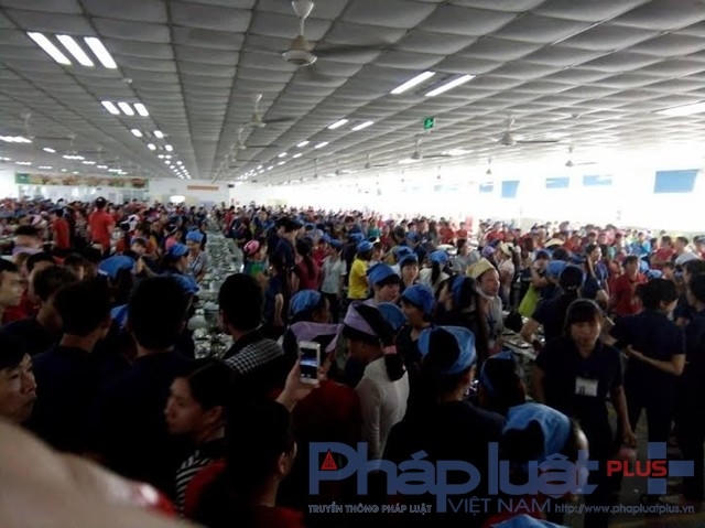 Rất đông công nhân công ty TNHH Youngor Smart Shirts Việt Nam đã đình công.