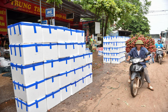 Những thùng vải đã được đóng đầy xếp dọc đường chờ bốc lên xe đi tiêu thụ.