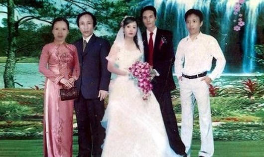 Bức ảnh cưới của con ông Long phải ghép hình vì bố đang ngồi tù.
