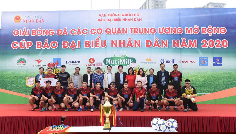 Phó Bí thư Đảng ủy, Phó Chủ nhiệm Văn phòng Quốc hội Phạm Đình Toản và các đại biểu chụp ảnh lưu niệm với đội Bộ Tư pháp