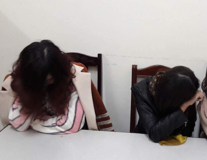 Hai chân dài tham gia đường dây bán dâm do Giang điều hành.