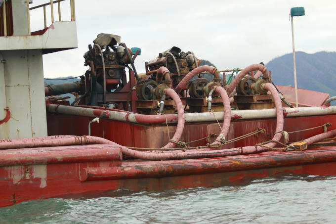 Tàu mang số hiệu QN 7057 với trang bị khai thác cát.