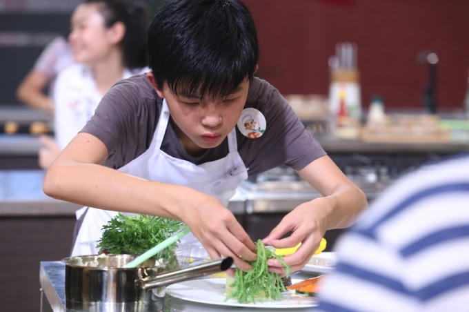 Thanh Hải với món Bò beefsteak sốt tiêu đen.