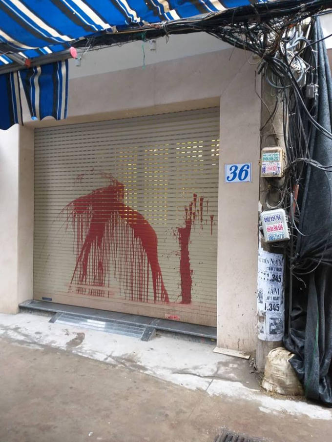 Ngôi nhà của ông bị tạt đầy sơn.