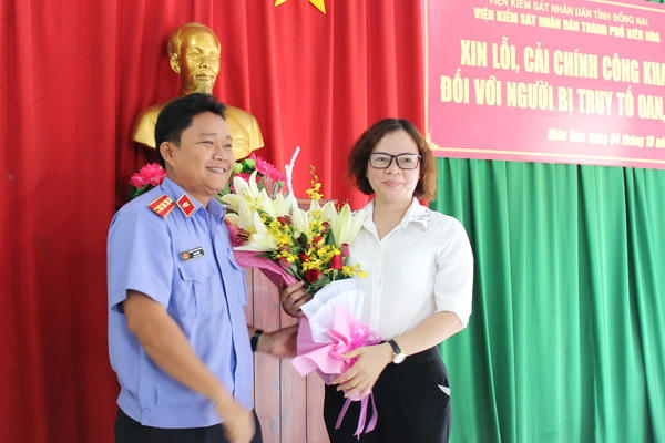 Bà Trịnh Thị Nghị trong buổi xin lỗi minh oan.