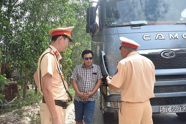 Cơ quan chức năng làm việc với tài xế Trần Văn Sơn (SN 1982, trú tại TP HCM)