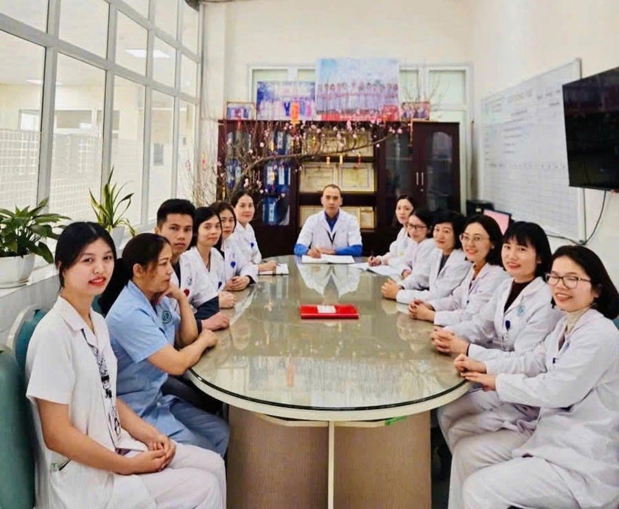 Bác sĩ Vương Quốc Hải chủ trì cuộc họp chuyên môn cùng tập thể Khoa Xét nghiệm, Bệnh viện Đa khoa Cẩm Phả.