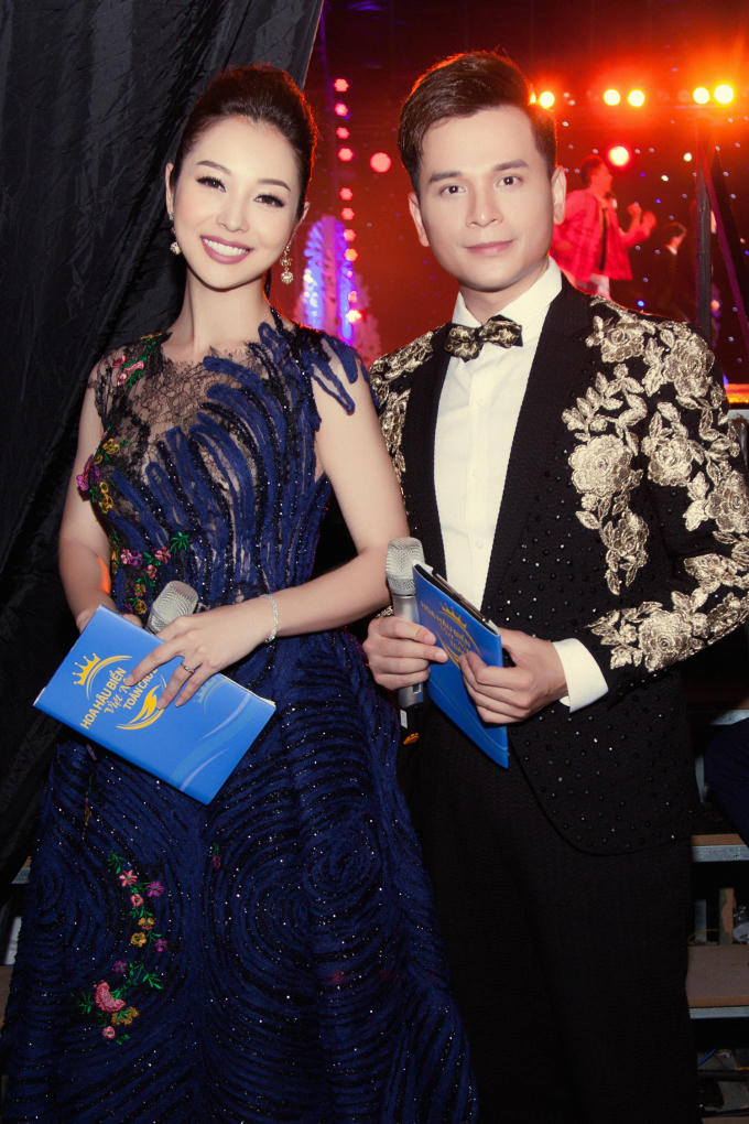 Người đẹp thường xuyên được mời làm MC cho các sự kiện lớn như các cuộc thi hoa hậu, người mẫu, sự kiện giải trí... lớn mang tầm cở quốc gia. Bước sang tuổi 34, Jennifer Phạm vẫn khiến nhiều khán giả ngỡ ngàng vì sở hữu nhan sắc vô cùng trẻ trung và quyến rũ.