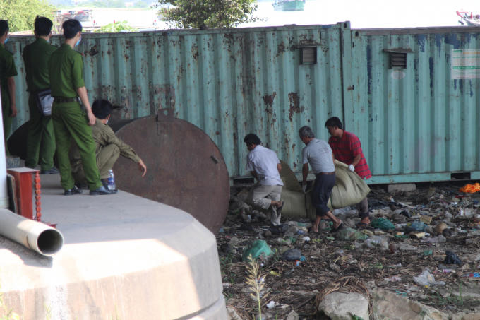 Thi thể nạn nhân được đưa lên bờ.