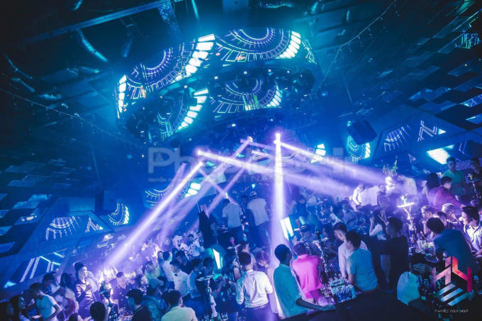 Hoạt động kinh doanh quá giờ hàng đêm của Bar Hey Club gây bức xúc dư luận mà lực lượng chức năng chưa thể xử lý triệt để.