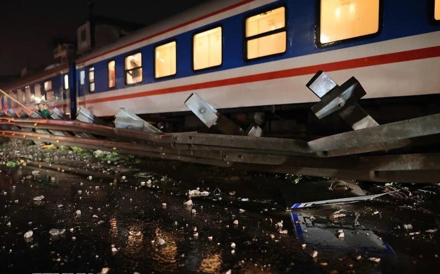 Hiện trường vụ tai nạn giao thông giữa tàu hỏa và ôtô tải xảy ra tại Quốc lộ 1A (đoạn qua thôn Yên Phú, xã Ngọc Hồi, thành phố Hà Nội). (Ảnh: Phạm Tuấn Anh)