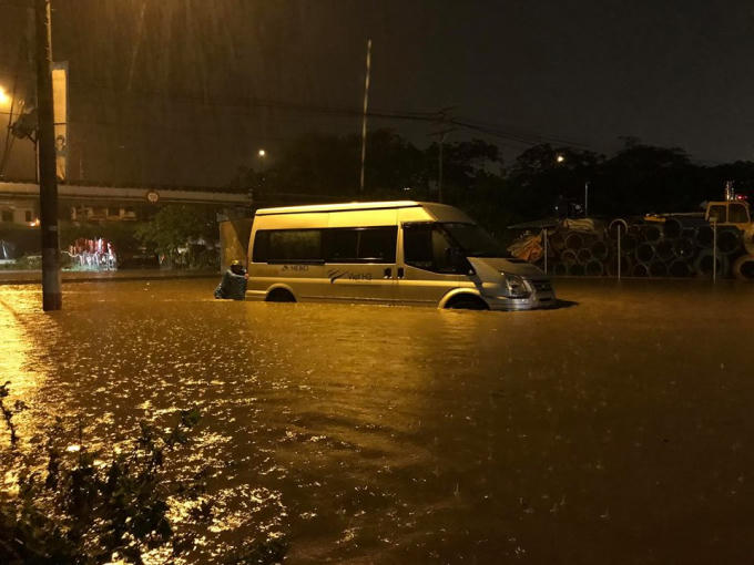 Chiếc xe chết máy không thể di chuyển trong mưa lớn.