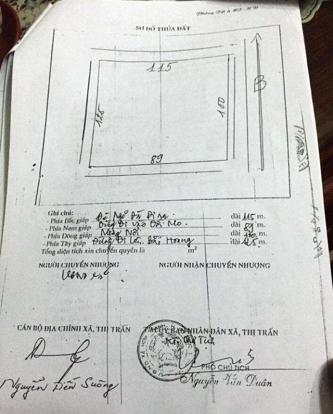 Hồ sơ chuyển quyền sử dụng đất có bút tích và chữ ký xác nhận của ông Duân.