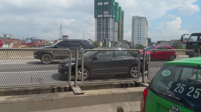 Chiếc ô tô màu đen 4 chỗ bất ngờ giảm tốc độ đã gây ra vụ tai nạn liên hoàn.