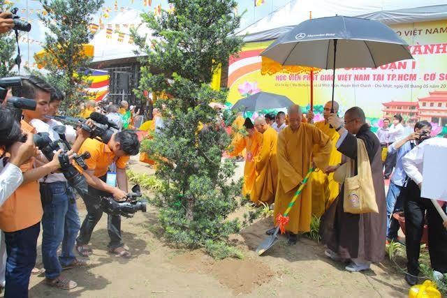Chư tôn đức giáo phẩm cùng Lãnh đạo Đảng, Nhà nước đã trồng cây lưu niệm.