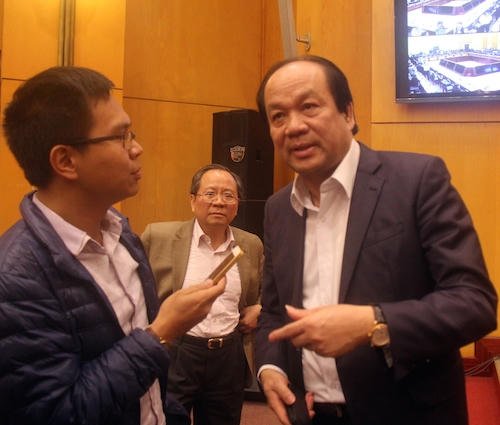 Bộ trưởng, Chủ nhiệm Văn phòng Chính phủ Mai Tiến Dũng (bìa phải) trả lời PV Dân trí về vụ việc 146 Quán Thánh sáng nay 21/12.