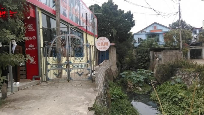 Chiếc cổng rào của gia đình bà Tám.