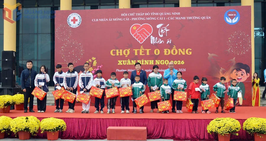 Ban Tổ chức trao quà Tết cho học sinh có hoàn cảnh đặc biệt khó khăn tại chương trình “Tết Nhân ái – Chợ Tết 0 đồng” Xuân Bính Ngọ 2026. (Ảnh: QMG).