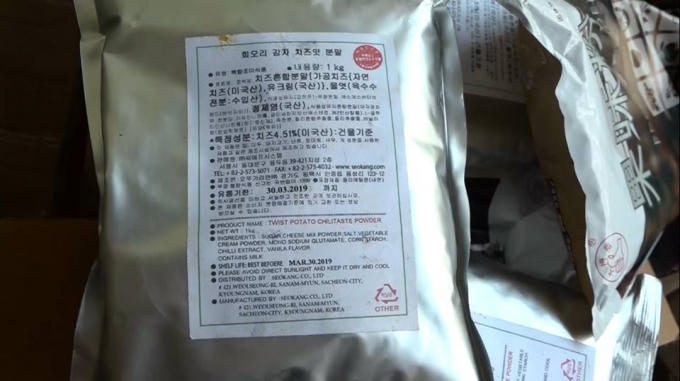 Nhiều bao bên ngoài vỏ là đường trắng nhưng bên trong bao lại có một lớp bao bì thứ 2 in chữ Trung Quốc đựng sữa bột