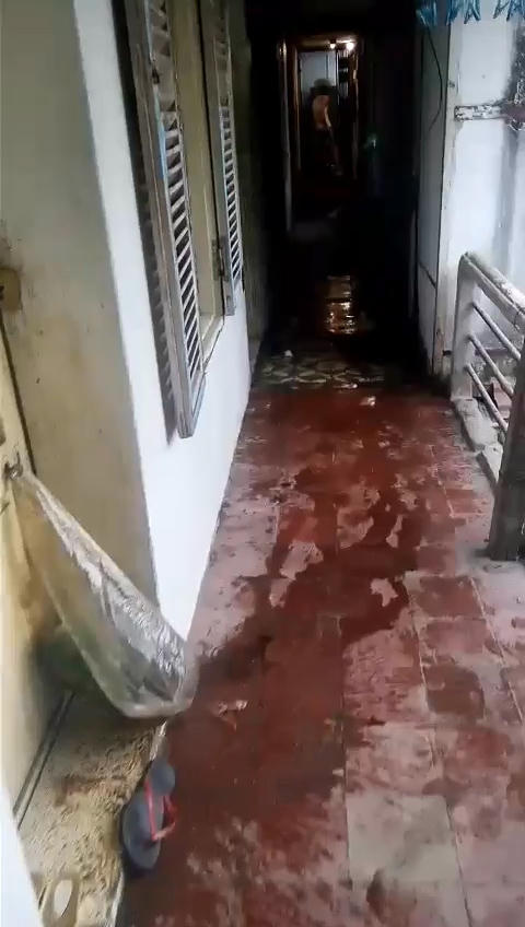 Chất thải gồm phân và mắm tôn được các đối tượng đổ dọc hành lang tầng 2 của 12 hộ dân.