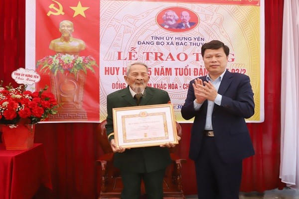Phó Bí thư Thường trực Tỉnh ủy, Chủ tịch Ủy ban MTTQ Việt Nam tỉnh Hưng Yên, ông Trần Quốc Toản trao Huy hiệu 75 năm tuổi Đảng tặng đảng viên Phạm Khắc Hòa (xã Bắc Thụy Anh).