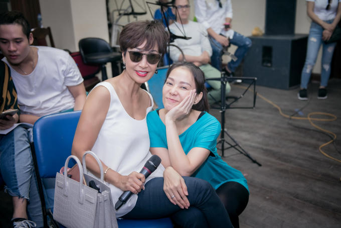Ca sĩ Thu Minh rạng rỡ nở nụ cười nhưng vẫn không giấu được sự mệt mỏi của mình.