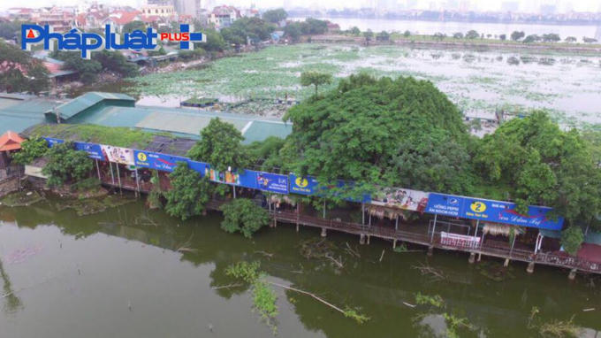 "Đây là khu vực đất nông nghiệp, đã từng được giao cho người dân canh tác và sản xuất. Cái hồ này ngày xưa rất rộng và hoang sơ lắm, đường vào cỏ mọc um tùm. Ngày trước ở đây là ruộng rau muống, người ta chỉ mới đến đây xây nhà được khoảng 3-4 năm", ông Ngô Văn Sình - người trông coi hồ Đầm Trị này từ nhiều năm nay chia sẻ.
