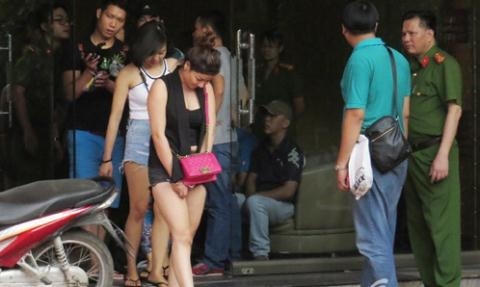 7h sáng 29/9, lực lượng Công an dẫn giải 50 ‘dân chơi’ về Trung tâm huấn luyện và bồi dưỡng nghiệp vụ Công an TP.Hải Phòng (ở xã An Đồng, huyện An Dương, TP.Hải Phòng) phục vụ công tác điều tra làm rõ, trong đó có rất nhiều cô gái trẻ, đẹp ở miền Tây là nhân viên của quán.