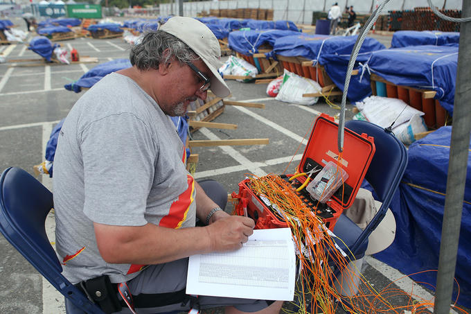 Họ cẩn thận ghi lại vị trí dây của từng cụm pháo để tránh sai sót khi điều khiển qua phần mềm.