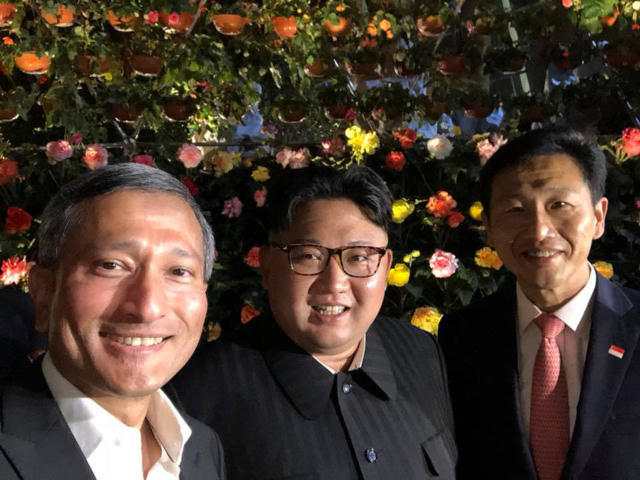 Ngoại trưởng Singapore Vivian Balakrishnan (bên trái) và nhà lãnh đạo Triều Tiên Kim Jong-un (giữa) chụp ảnh "tự sướng" cùng nhau tại Singapore. (Ảnh: Facebook/Vivian Balakrishnan )