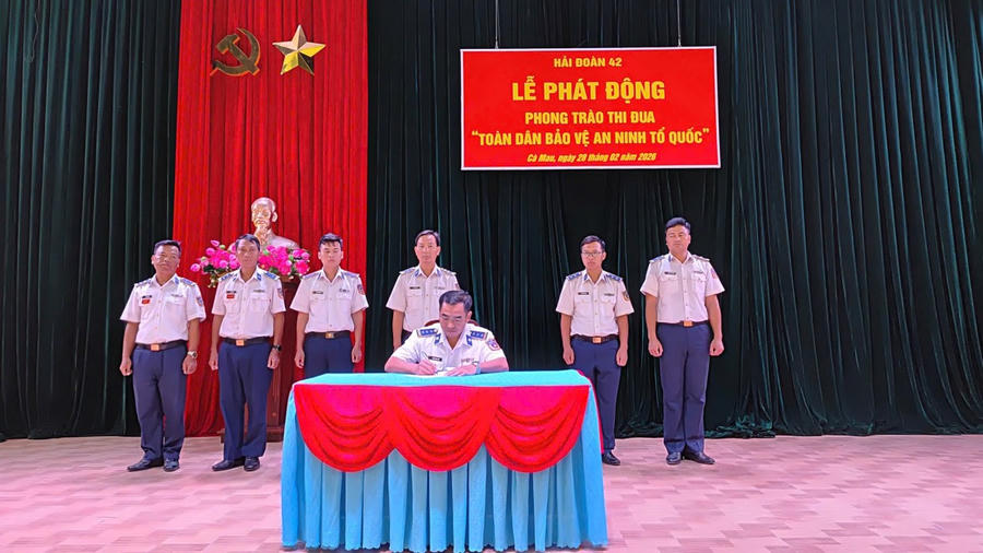 Đồng chí Thượng tá Trịnh Minh Hiển ký chứng nhận giao ước thi đua của các cơ quan, đơn vị