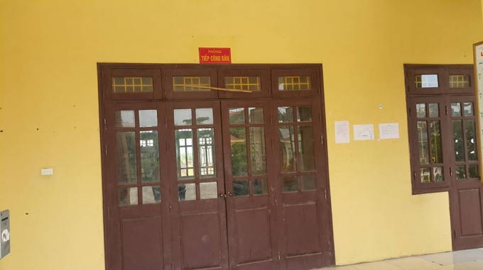 Gần 15h chiều phòng tiếp công dân vẫn đóng cửa kín mít.