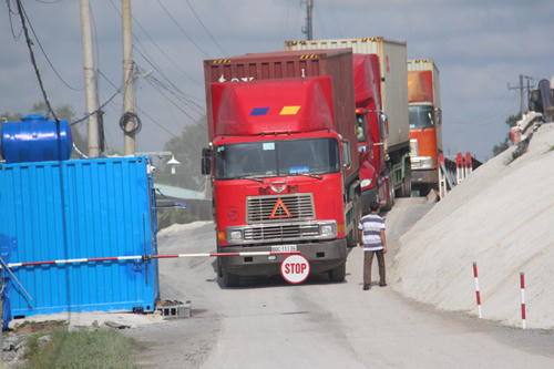 Mỗi xe qua cầu sắt Kênh Xáng phải nộp phí 700.000 đồng/lượt. Ảnh: atgt.vn