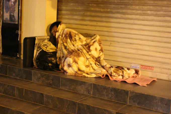 Người đ&agrave;n &ocirc;ng đang co ro trong chiếc chăn mỏng tr&ecirc;n đường L&yacute; Thường Kiệt.