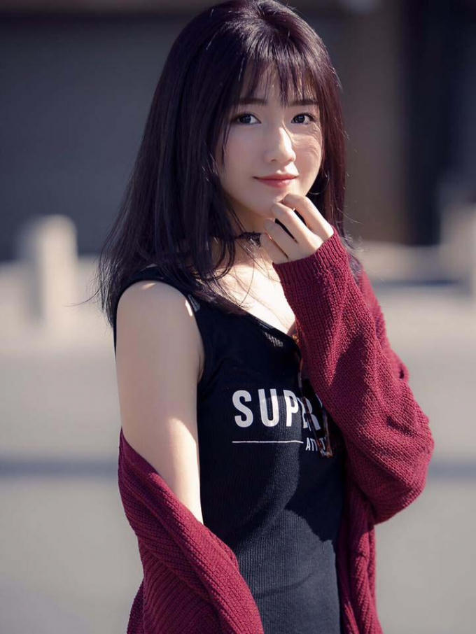 Chỉ cao 1m63 và không sở hữu đôi chân dài nuột nà như những hot girl khác Kiều Trinh vẫn khiến công chúng nhớ mặt đặt tên vì những nét vốn có không thể lẫn đi đâu được.