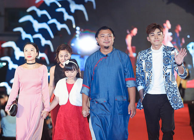 Đạo diễn Phan Gia Nhật Linh cùng dàn diễn viên "Cô gái đến từ hôm qua", tuy nhiên nam chính - nữ chính là Ngô Kiến Huy và Miu Lê không cùng xuất hiện