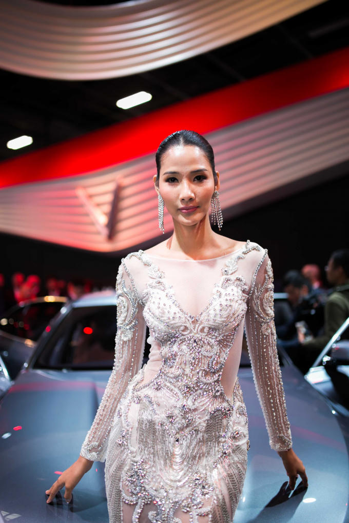 &Aacute; hậu Ho&agrave;ng Th&ugrave;y xuất hiện nổi bật tại Paris Motor Show