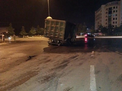 4 bánh xe chở quặng phát nổ giữa đườngtai nạn giao thông.