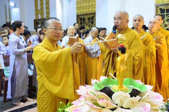 Thượng tọa Thích Nhật Tử cử hành nghi thức tắm Phật.