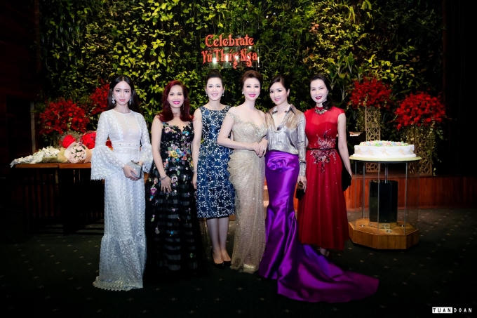 D&agrave;n người đẹp kh&ocirc;ng tuổi &ldquo;tấp nập&rdquo; dự tiệc ch&uacute;c mừng Hoa Hậu Vũ Th&uacute;y Nga