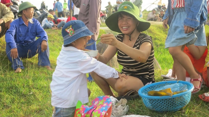 Ăn sáng tại ngay bên bờ đập để chuẩn bị "trổ tài" đánh cá, cầu may.