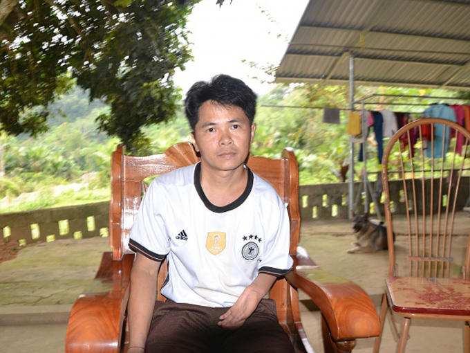Anh Hoàng Văn Dưỡng (SN 1980, con trai cả ông Cờ) bị ảnh hưởng chất độc màu da cam. (ảnh: Phàn Giào Họ).