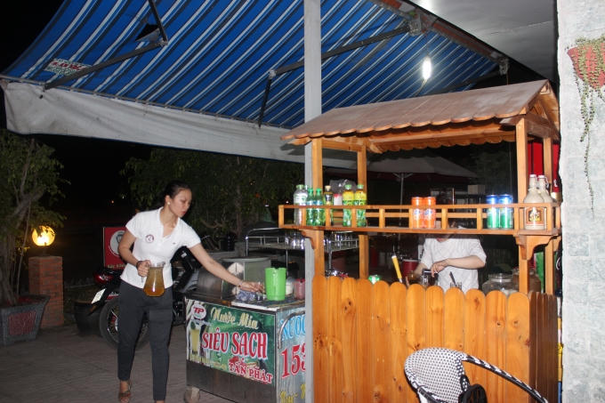Nhân viên pha chế và phục vụ của quán cà phê phải hoạt động hết mức do lượng khách đến quán ngày càng đông.