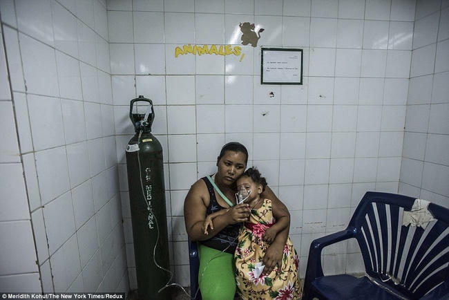 Hai mẹ con trong một bệnh viện công ở Venezuela (Ảnh: Reuters).