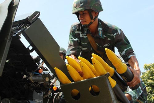 Phát huy truyền thống của đơn vị từng hoàn thành xuất sắc nhiệm vụ bảo vệ cầu Hàm Rồng, chiến sĩ pháo phòng không Trung đoàn 228, Sư đoàn 365 luôn tích cực huấn luyện, không ngừng nâng cao khả năng SSCĐ.