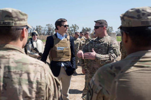 Con rể của ông Trump, Jared Kushner, là người nhận được nhiều sự chú ý trong 100 ngày làm việc đầu tiên của tân tổng thống. Ông Kushner được bổ nhiệm làm cố vấn cấp cao của Tổng thống Trump và ngày càng thể hiện vai trò quan trọng trong các công việc tại Nhà Trắng. Trong ảnh: Ông Kushner gặp gỡ các binh lính Mỹ tại một căn cứ quân sự gần khu vực Tây Qayyarah ở Iraq.